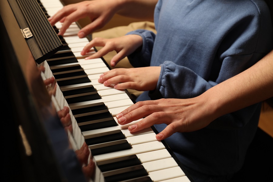 ピアノ教室は個人と大手のどちらを選べばよい？それぞれの特徴とメリット・デメリットを解説！
