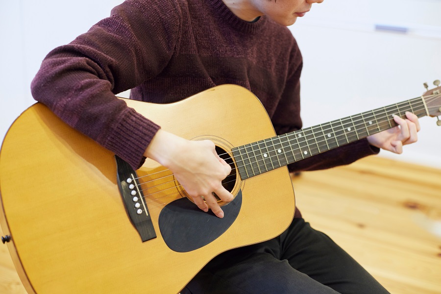 初心者向けのギター教室では何を学べる？初心者におすすめの練習方法もご紹介